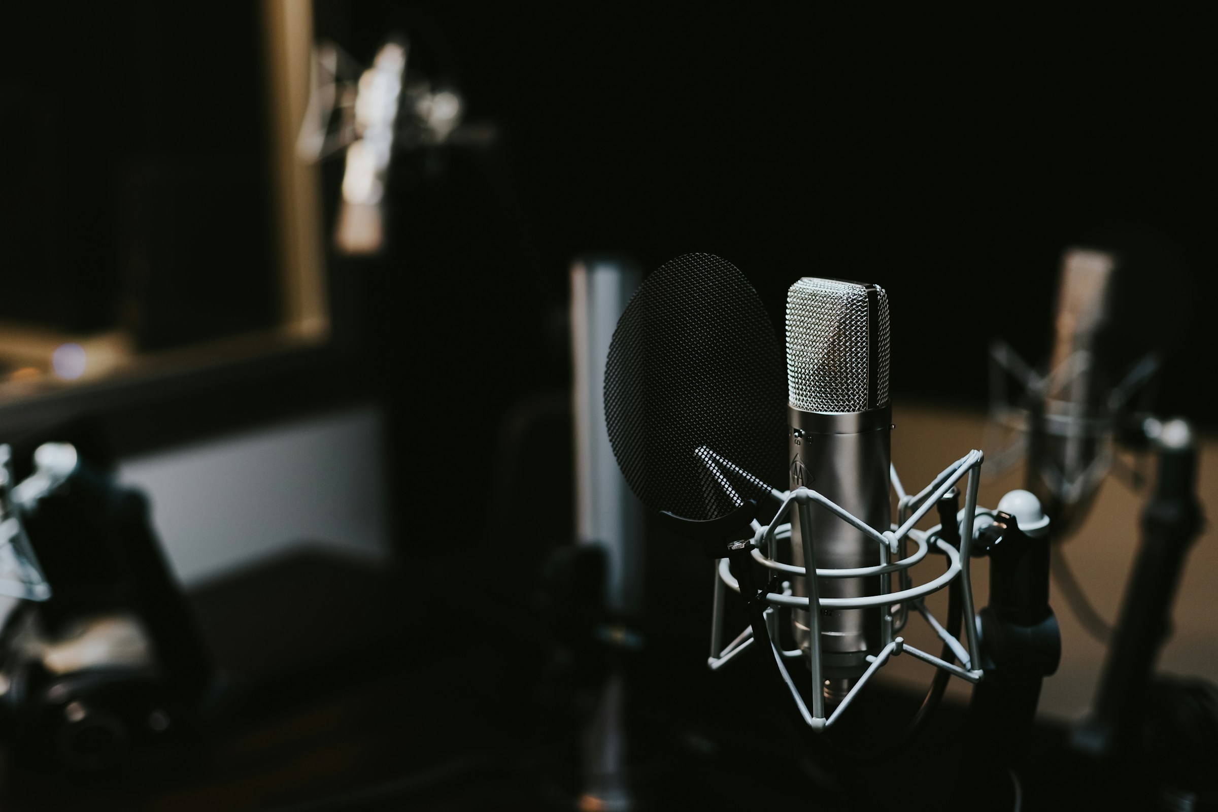 Mikrofon podcastowy w studiu onREC — zdjęcie poglądowe